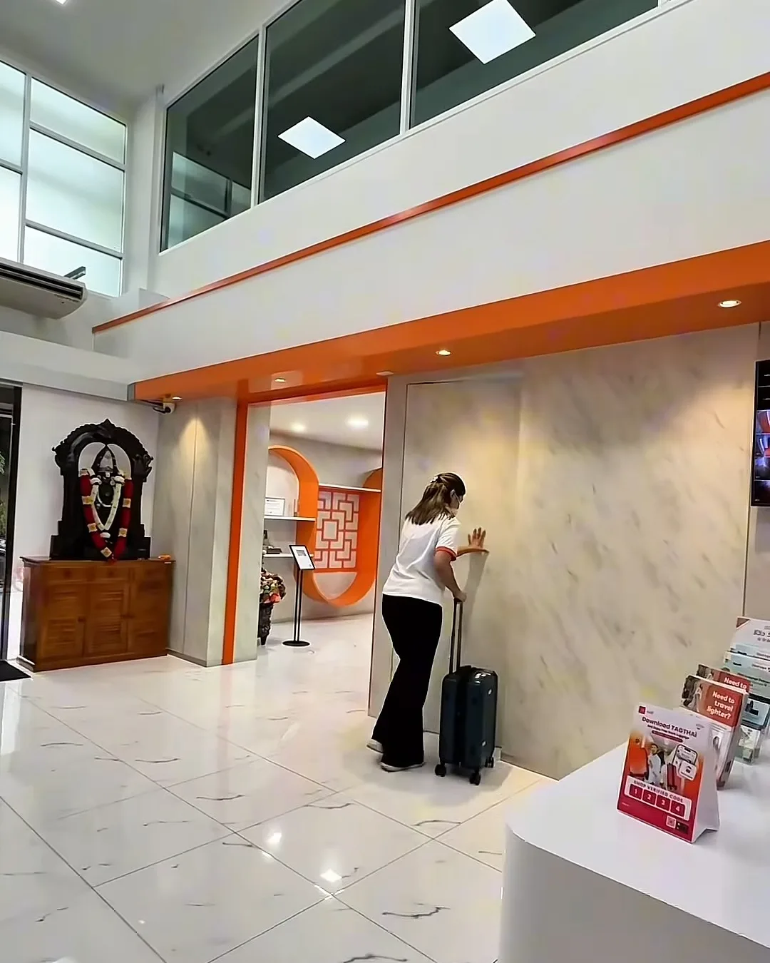 ล็อบบี้ LEO Self Storage Chinatown ห้องโถงสีขาวตกแต่งโทนส้ม
