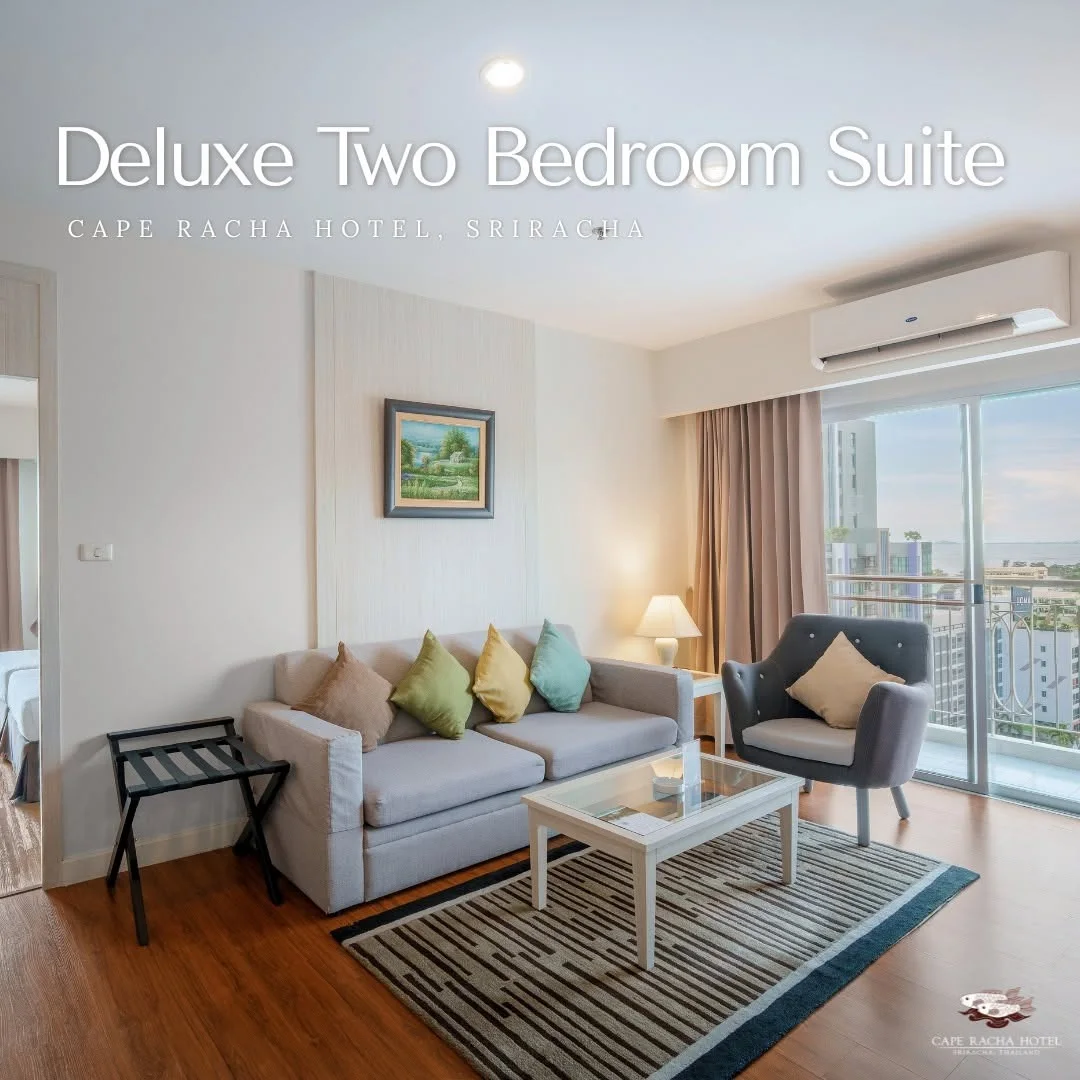 ห้องนั่งเล่น Deluxe Two Bedroom Suite โรงแรม Cape Racha ศรีราชา โซฟาสีเทาและระเบียงวิวเมือง