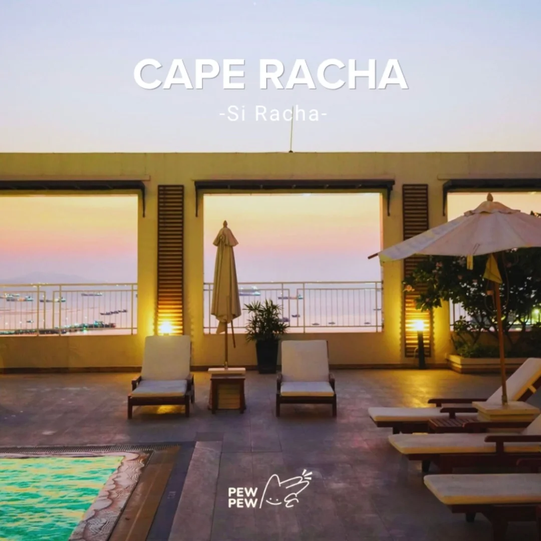 สระว่ายน้ำบนดาดฟ้า Cape Racha ศรีราชา ช่วงพระอาทิตย์ตก พร้อมเก้าอี้อาบแดดและร่ม