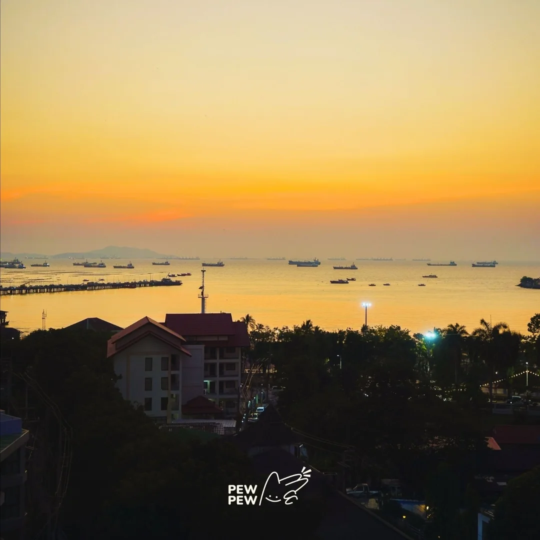 วิวพระอาทิตย์ตกทะเลศรีราชาจากชั้นบนโรงแรม Cape Racha เห็นเรือสินค้าจอดเรียงในอ่าว