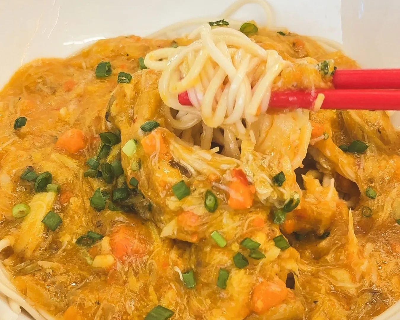 บะหมี่ซอสไข่ปูขน ซอสสีส้มทองมีเนื้อปูและไข่ปู โรยต้นหอม