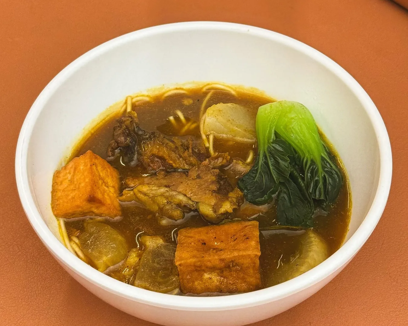 บะหมี่น้ำซุปเข้มกับเต้าหู้ทอดและผักกวางตุ้ง