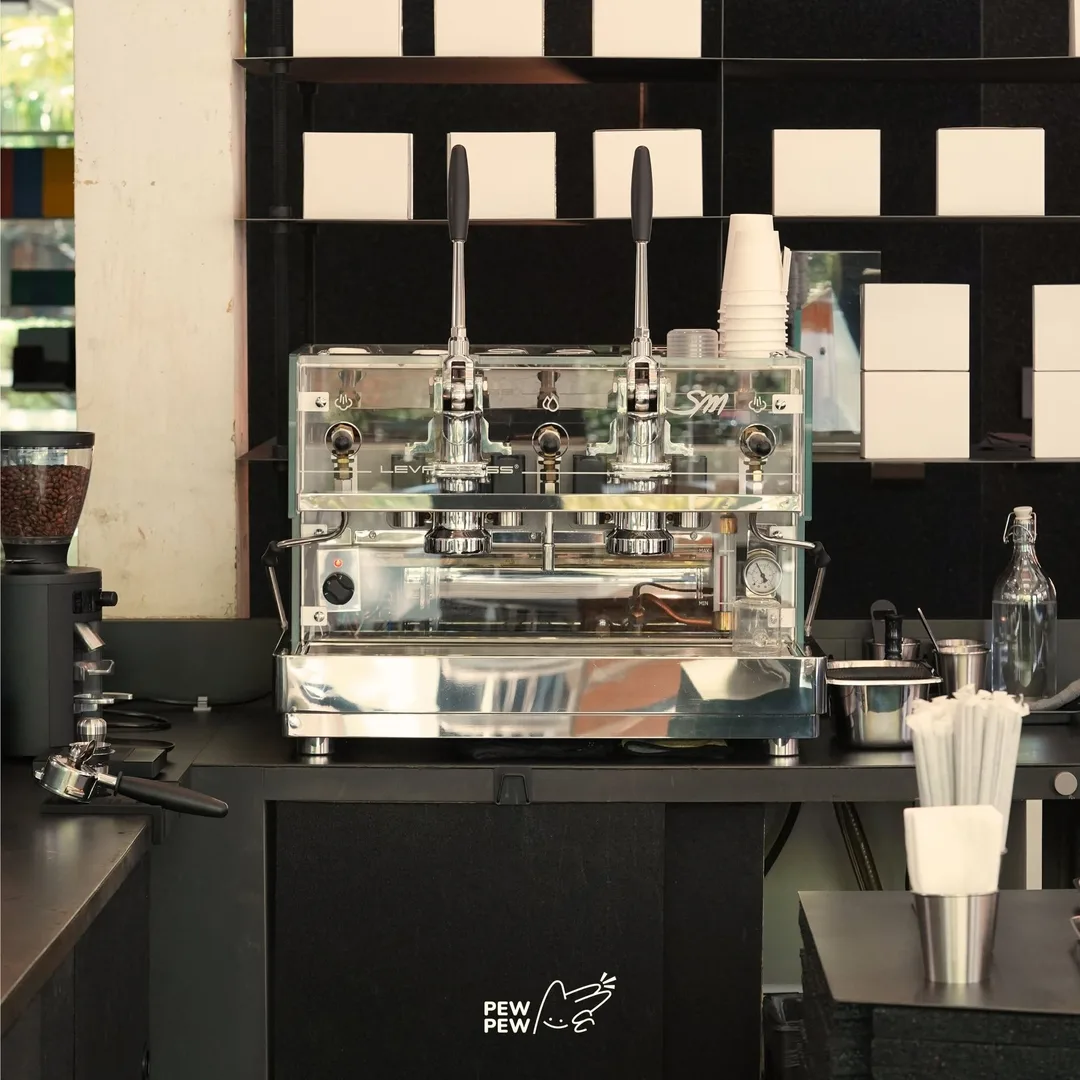 เครื่องชงเอสเปรสโซแบบคันโยกสแตนเลส บนเคาน์เตอร์สีดำ ร้าน Co-incidence process coffee