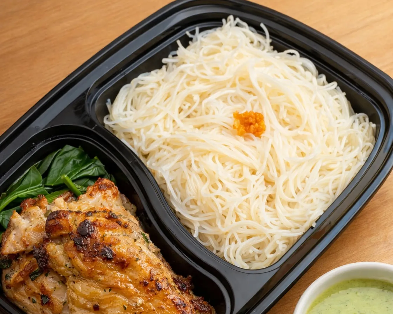 เส้นหมี่กับไก่ย่าง ผักลวก และน้ำจิ้มซีฟู้ด