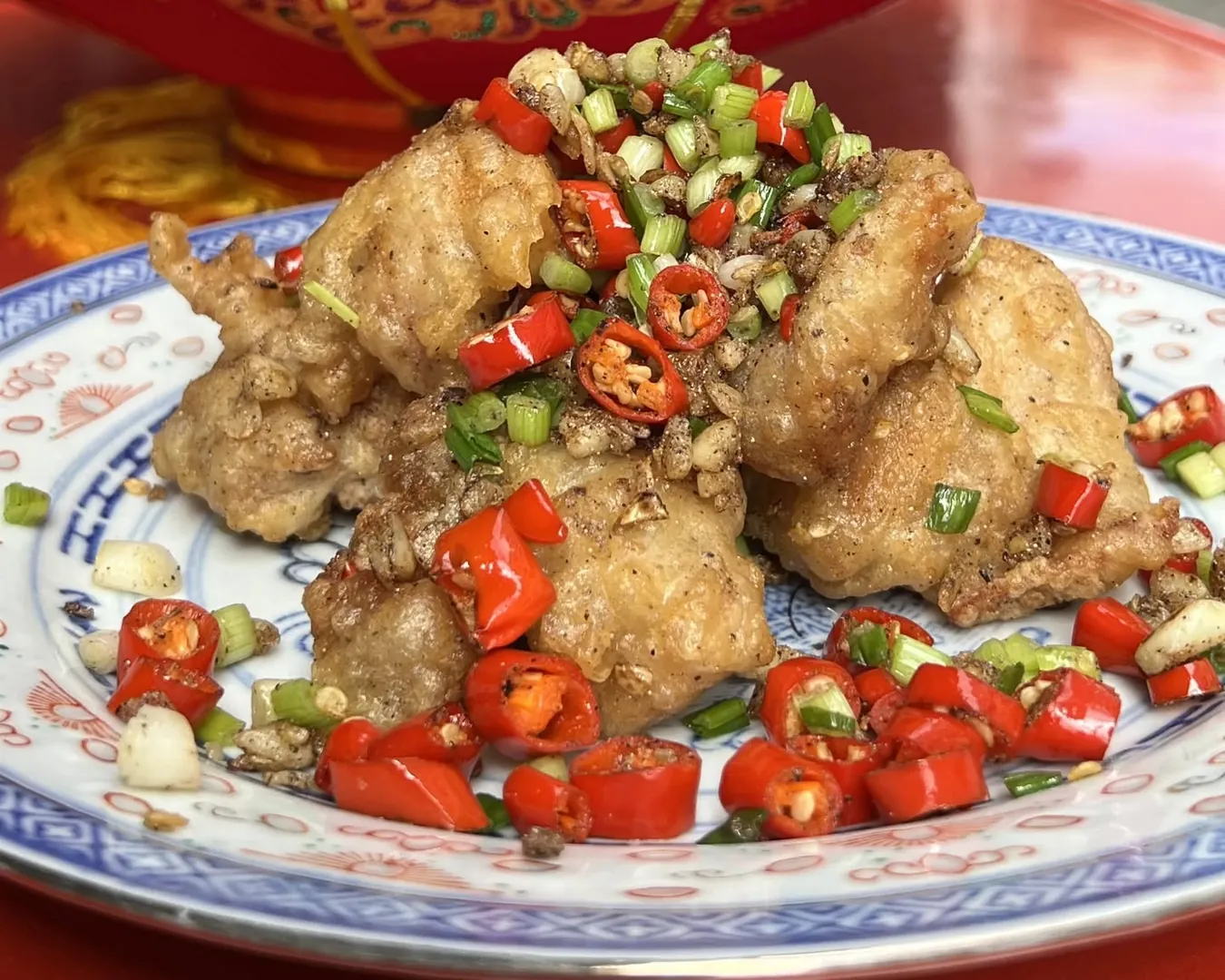 ไก่ทอดคั่วพริกเกลือ โรยพริกสดและต้นหอม