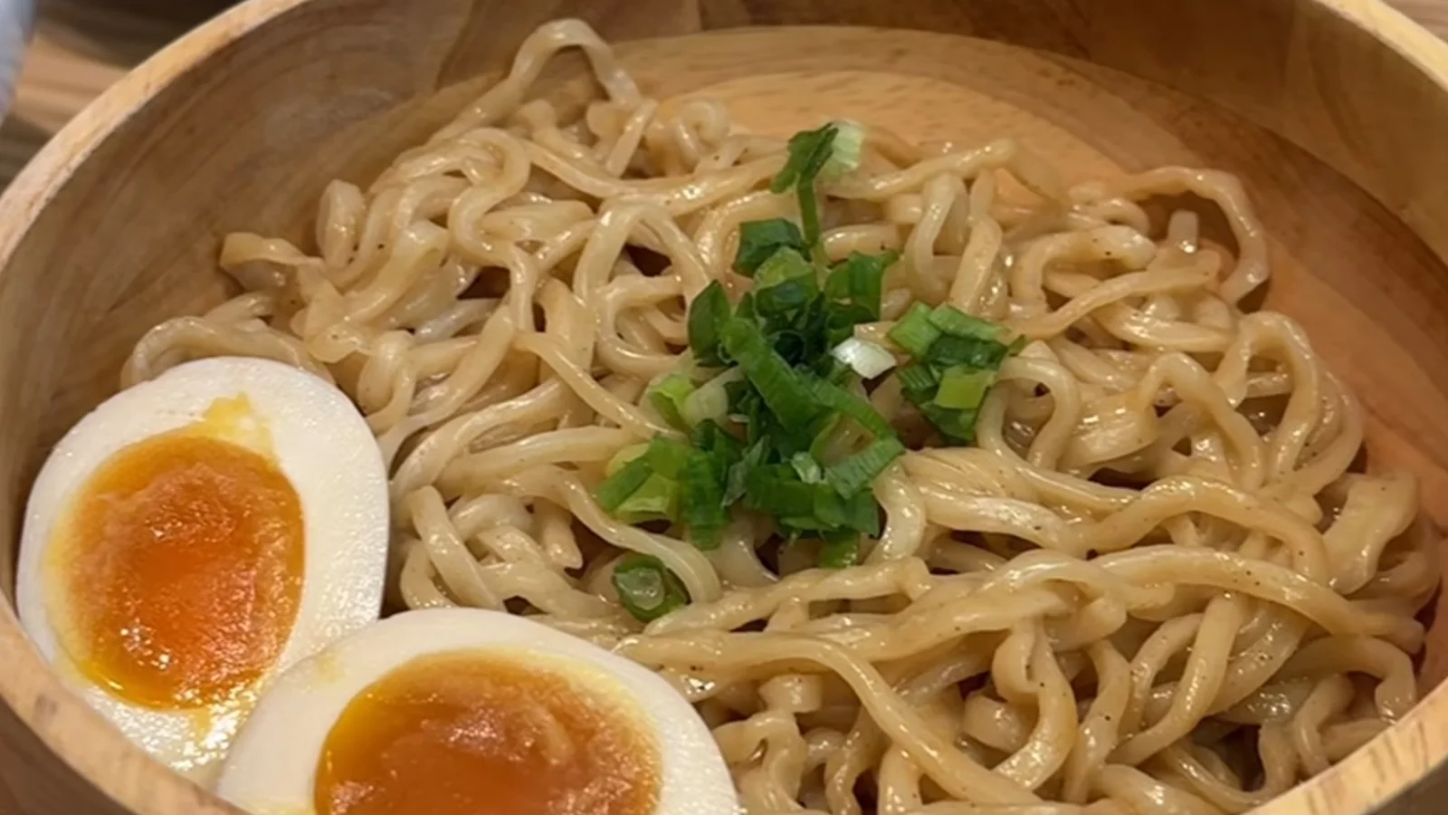 บะหมี่แห้งไต้หวันในชามไม้ โรยต้นหอม ไข่ยางมะตูมผ่าครึ่ง ร้าน Spicy Noodle ใกล้ MRT จือซาน ไทเป