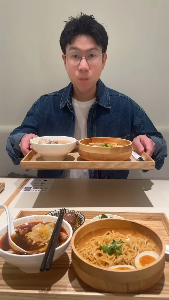 ภาพปกคลิปรีวิวร้าน Spicy Noodle ไทเป จากเพจปิ้ว ปิ้ว ถือถาดบะหมี่แห้งกับซุป