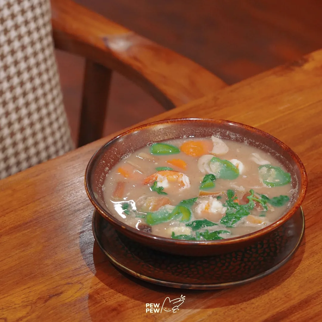 แกงเลียงกุ้งสดในชามดินเผาบนโต๊ะไม้ ร้านปูนแดงแกงร้อน สาทร