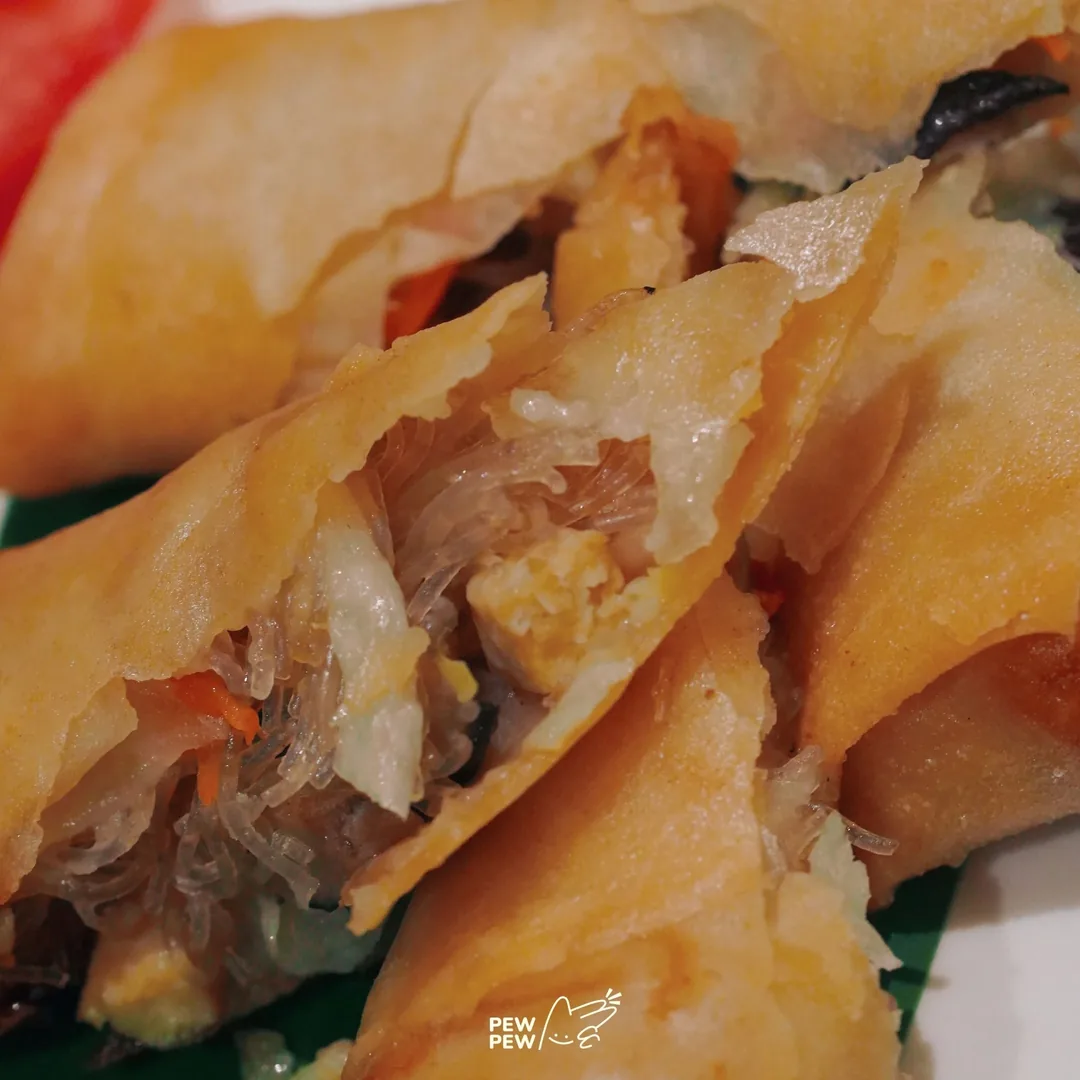 ปอเปี๊ยะทอดผ่าครึ่งเห็นไส้วุ้นเส้นกับผัก เมนูปอเปี๊ยะปูนแดง ร้านปูนแดงแกงร้อน