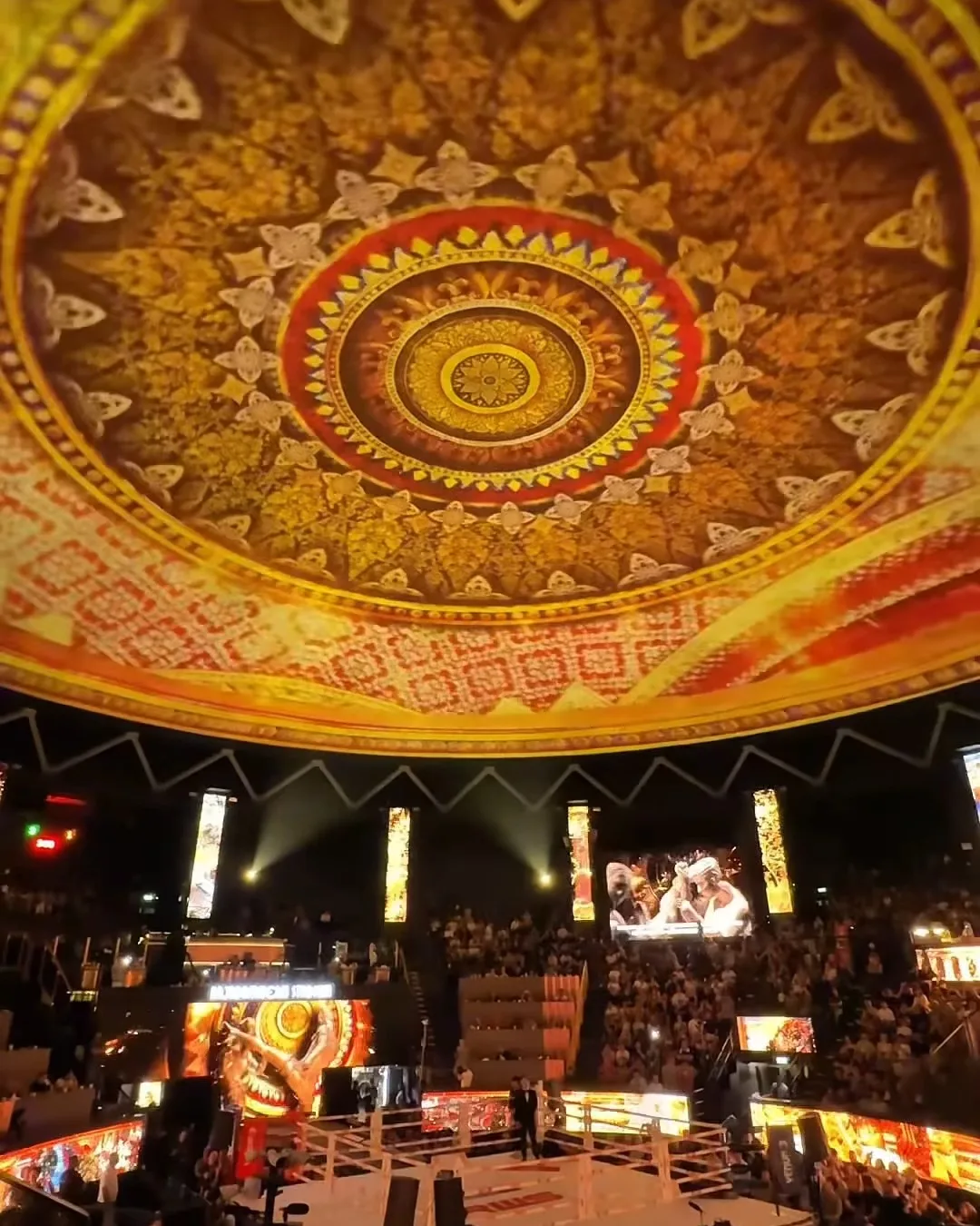 เพดานโดมเวทีมวยราชดำเนินฉายภาพลายไทยสีทองเหนือเวทีมวย
