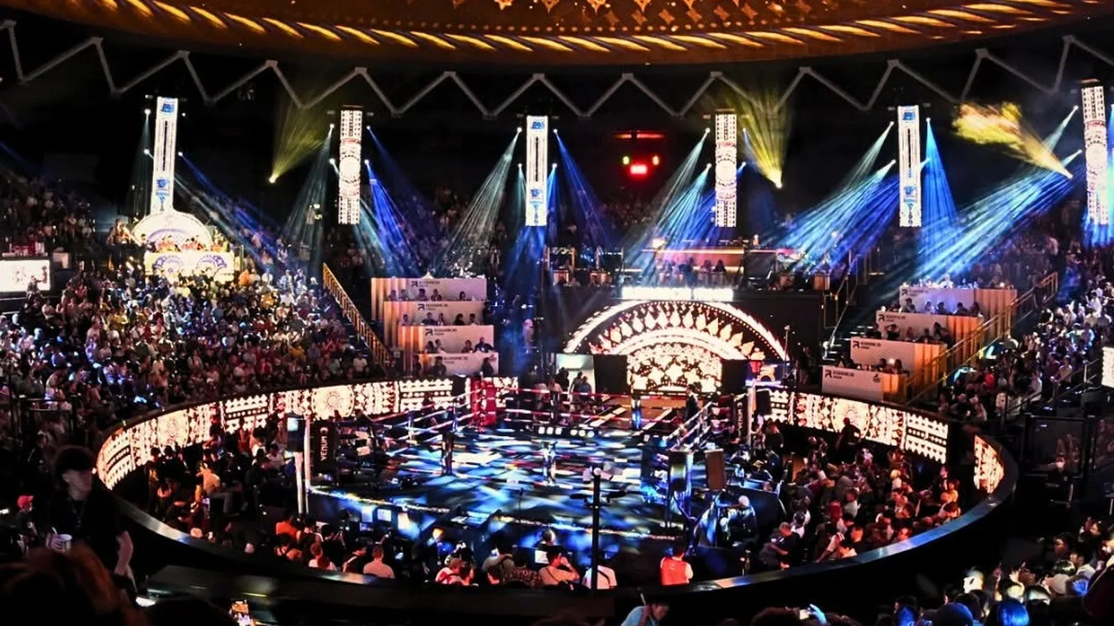 เวทีมวยราชดำเนินกลางโดมสีทอง ผู้ชมเต็มอัฒจันทร์ รอบเวที
