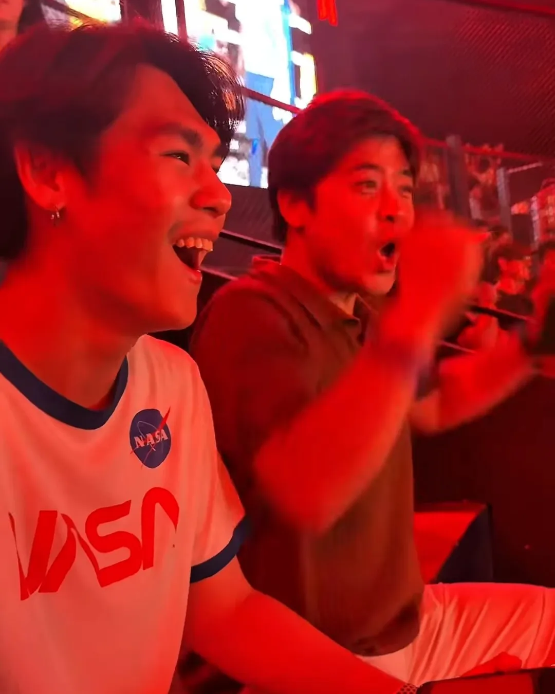 ทีม PewPew นั่งเชียร์มวยด้วยสีหน้าตื่นเต้นในเวทีมวยราชดำเนิน