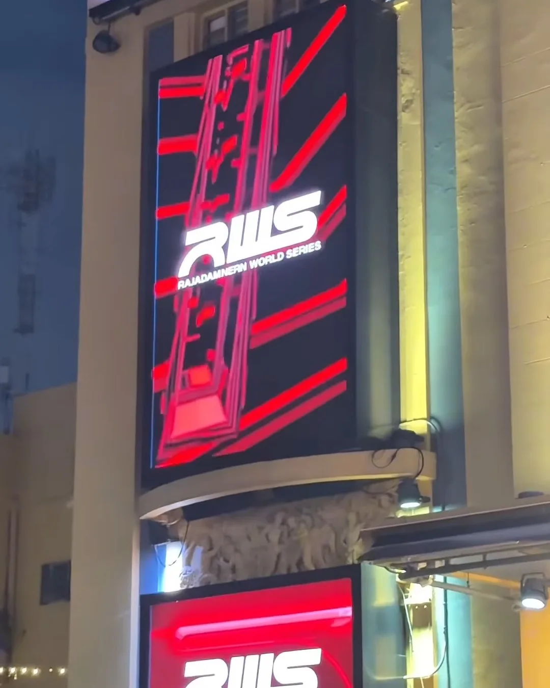 จอ LED โลโก้ RWS สีแดงขนาดใหญ่บนผนังอาคารเวทีมวยราชดำเนิน