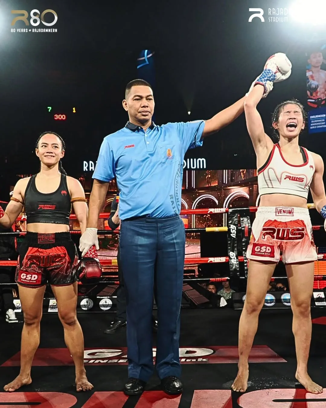 กรรมการชูมือนักมวยหญิงผู้ชนะบนเวที RWS เวทีมวยราชดำเนิน