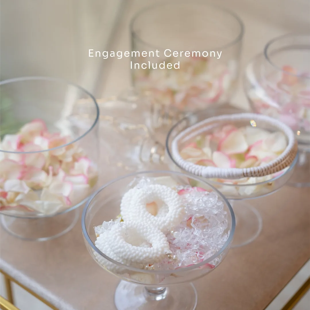 ชุดอุปกรณ์พิธีหมั้นในถ้วยแก้วกับกลีบดอกไม้สีชมพู Engagement Ceremony Included