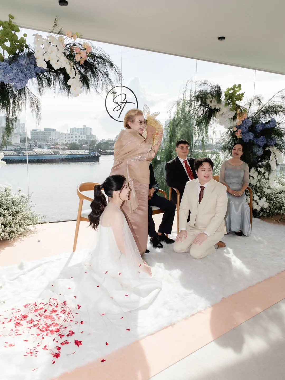 พิธีหมั้นแบบไทยริมแม่น้ำเจ้าพระยาที่ RARIN บ่าวสาวนั่งบนพรมขาวโรยกลีบกุหลาบ