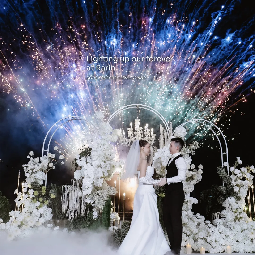 พลุหลากสีเหนือซุ้มแต่งงานดอกไม้สีขาวที่ RARIN ตอนกลางคืน
