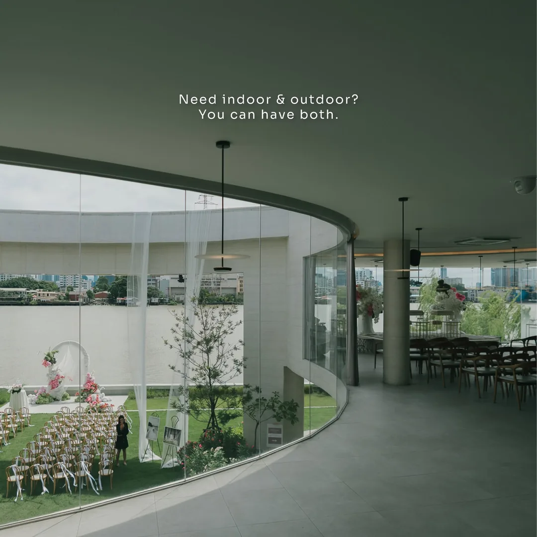 ทางเดินกระจกโค้งที่ RARIN มองเห็นสวนจัดพิธีด้านนอก Need indoor and outdoor