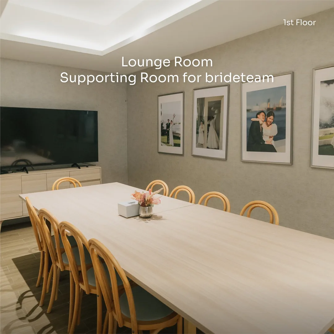 Lounge Room ห้องพักทีมเพื่อนเจ้าสาวที่ RARIN โต๊ะยาวไม้และกรอบรูปบนผนัง