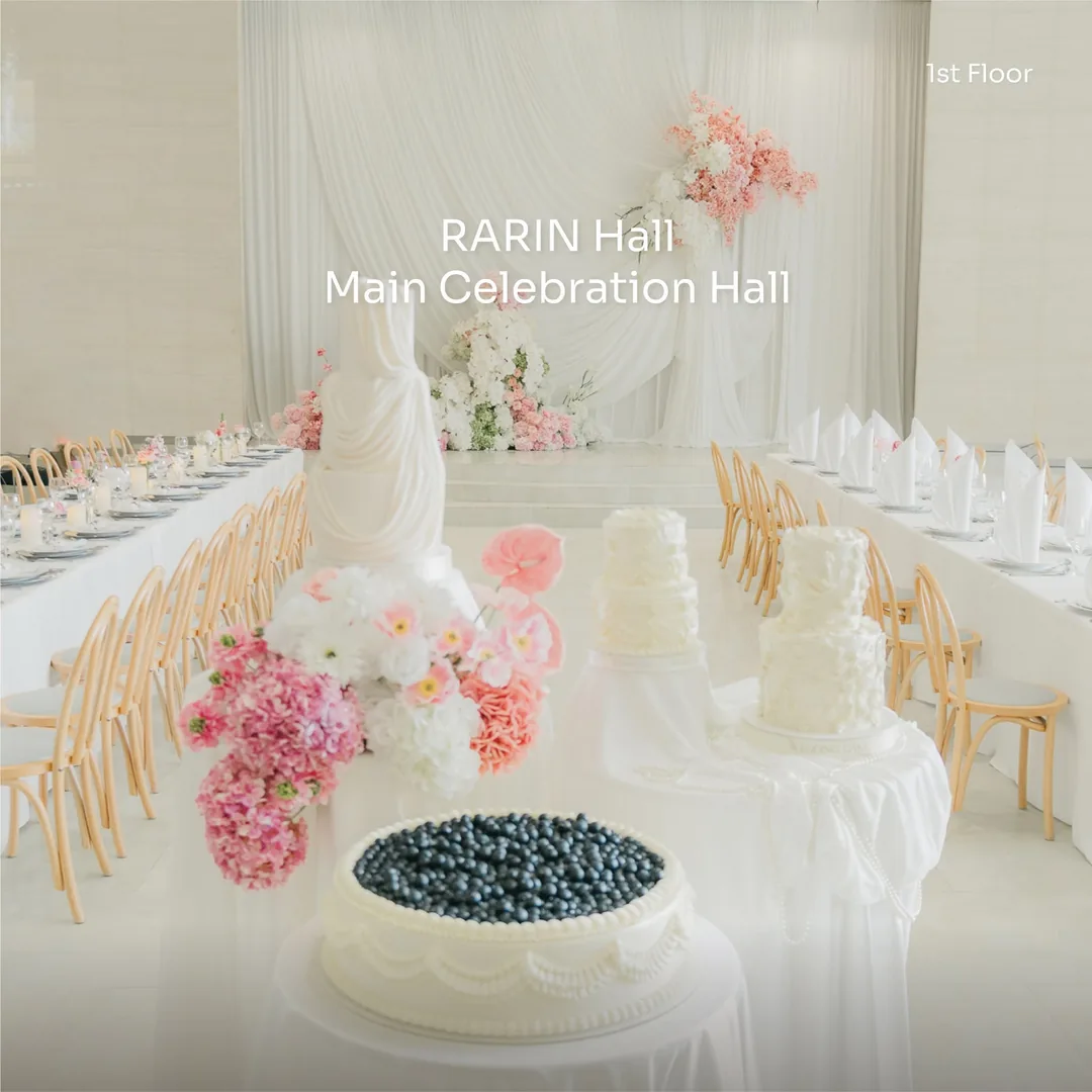 RARIN Hall Main Celebration Hall จัดโต๊ะยาวพร้อมเค้กแต่งงานสีขาวและดอกไม้สีชมพู