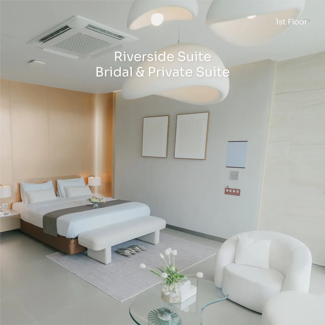 Riverside Suite ห้องแต่งตัวเจ้าสาวที่ RARIN เตียงสีขาวและเก้าอี้บุนวม