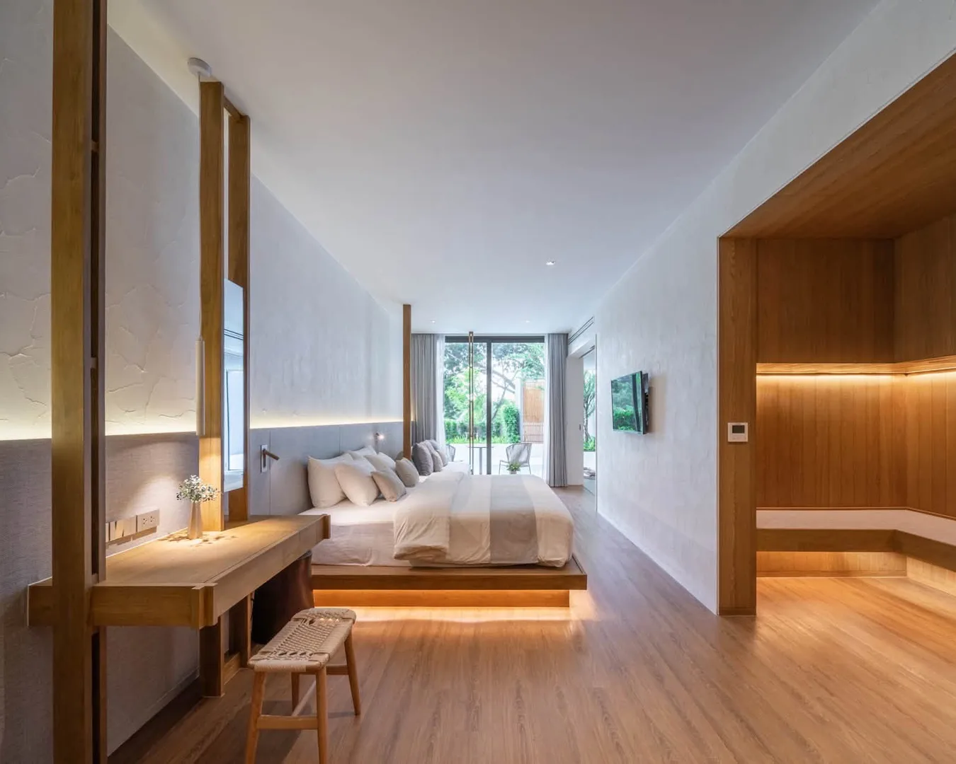 ห้องพักแบบ Grand โรงแรม Riva Vista เชียงราย เตียงใหญ่ ผนังไม้ ไฟซ่อนโทนอุ่น และหน้าต่างบานใหญ่