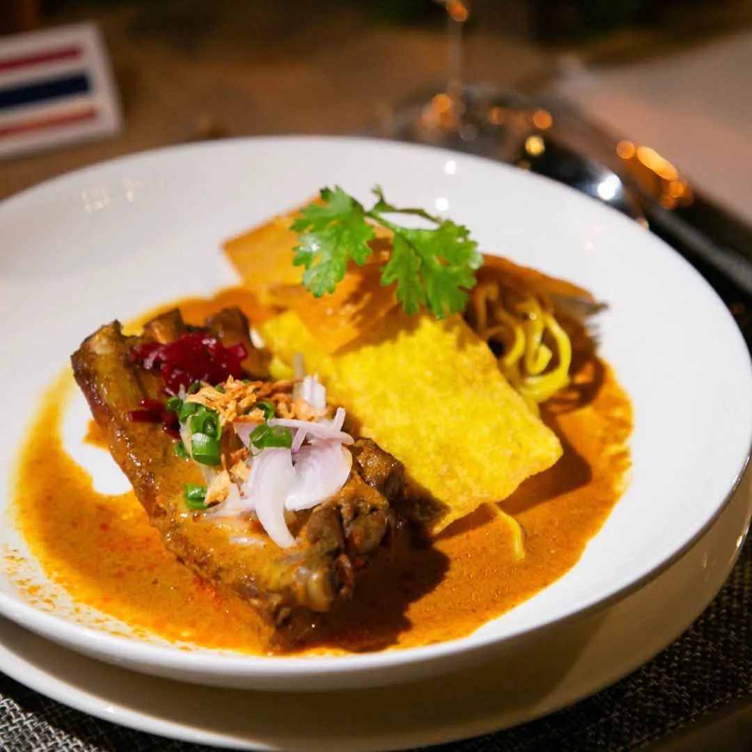 จานแกงสไตล์ล้านนาจัดเสิร์ฟแบบไฟน์ไดนิ่ง ที่ Varee Fine Casual Dining เชียงราย
