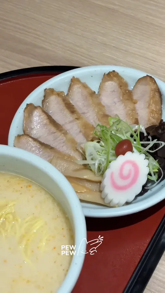 ภาพปกคลิปรีวิวราเมงแก้มหมู Santouka เซ็นทรัลเวิลด์ จากเพจปิ้ว ปิ้ว ชามซุปขาวกับจานหมูชาชู
