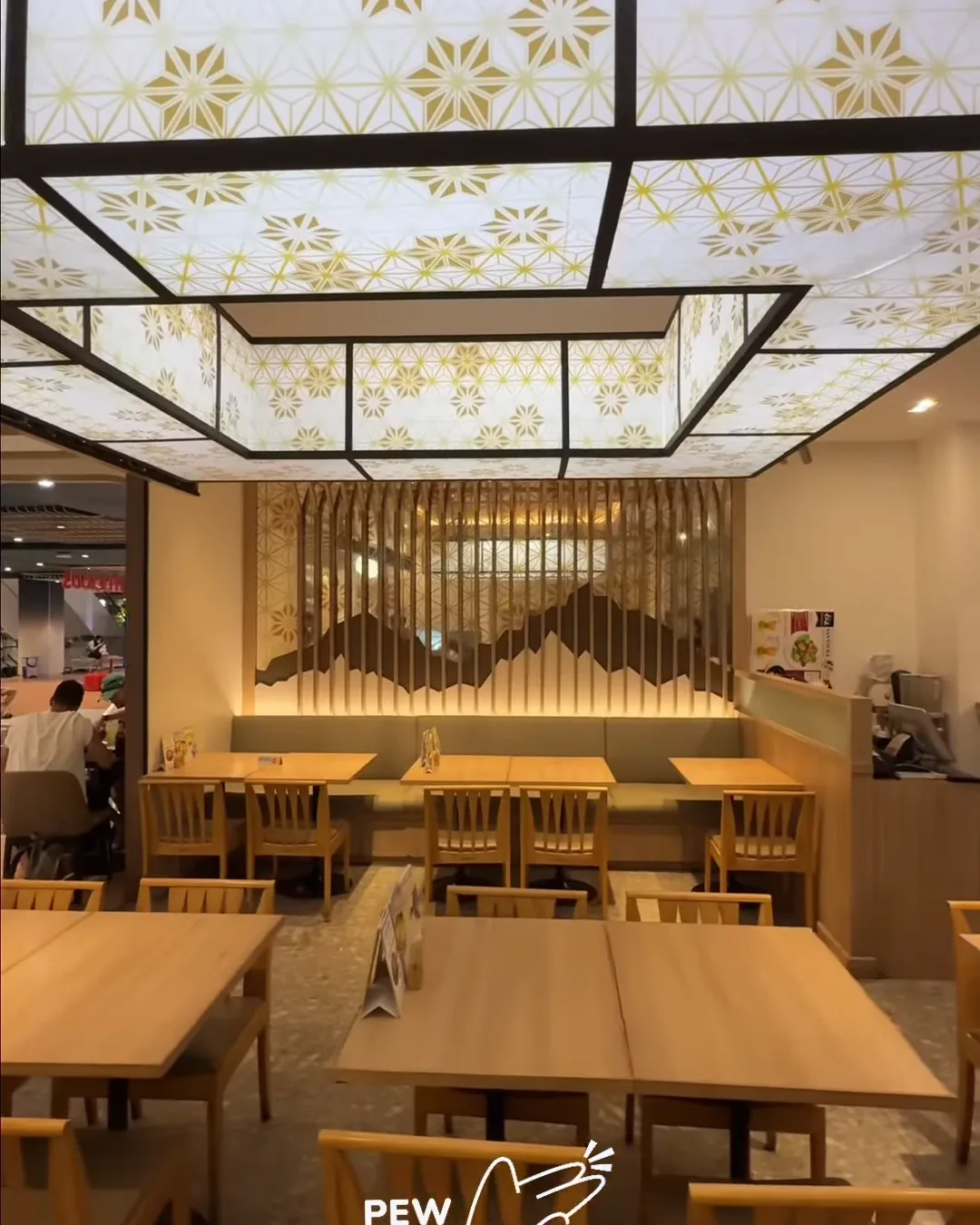 ภายในร้าน Santouka โต๊ะไม้และเก้าอี้ไม้ เพดานโคมไฟลายญี่ปุ่นสีทอง