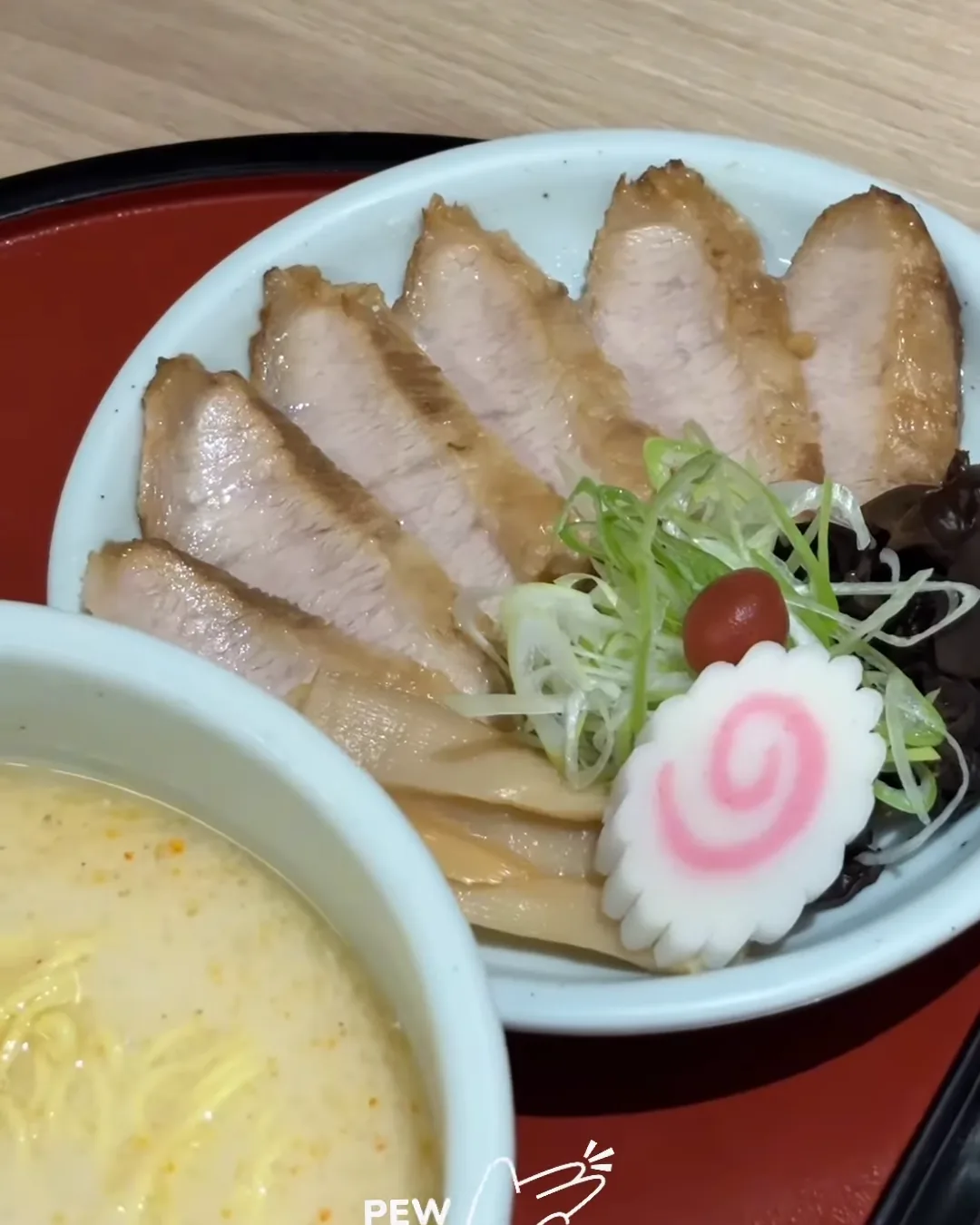 ราเมงแก้มหมู Tokusen Toroniku ชามซุปขาวคู่กับจานหมูแก้มหั่นชิ้น