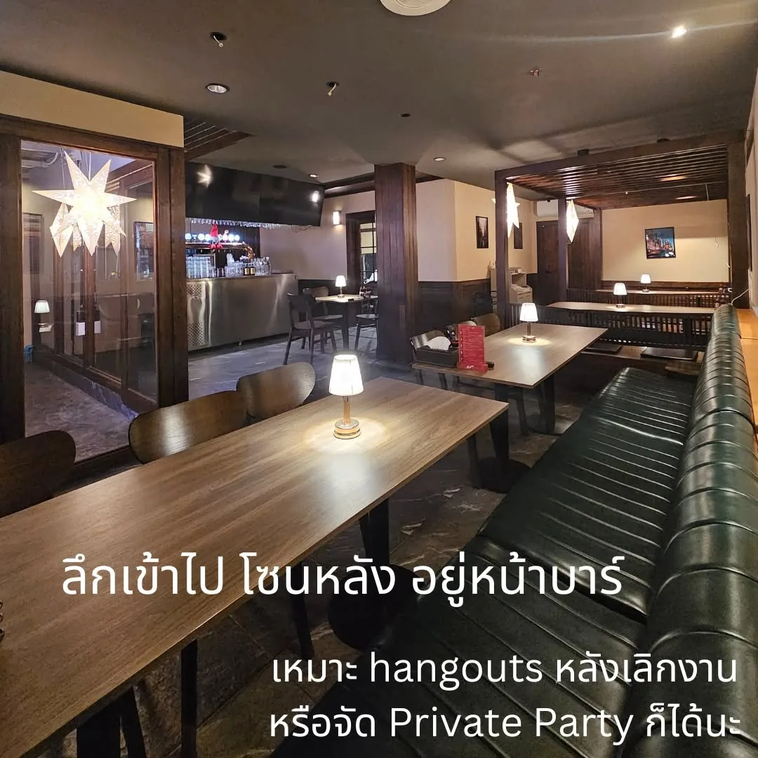 โซนหลังของร้านหน้าบาร์ โต๊ะยาวและเก้าอี้บุนวม