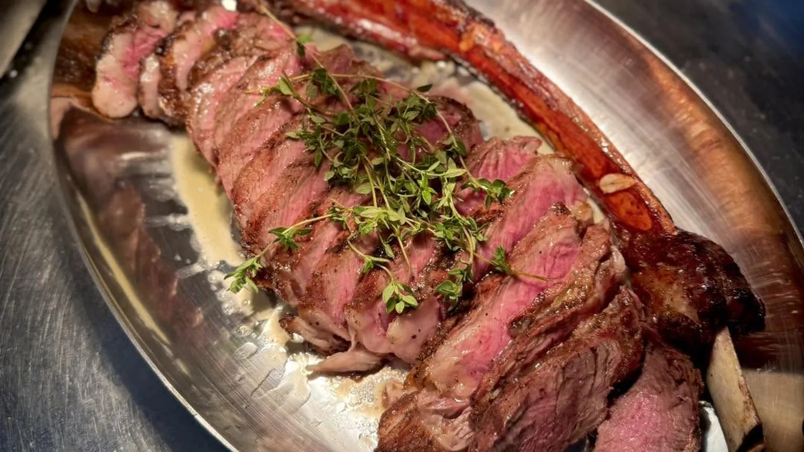 สเต็กเนื้อหั่นชิ้นโรยไธม์ในถาดสเตนเลส ร้านสเต็ก UP A NOTCH ลาดพร้าว 71
