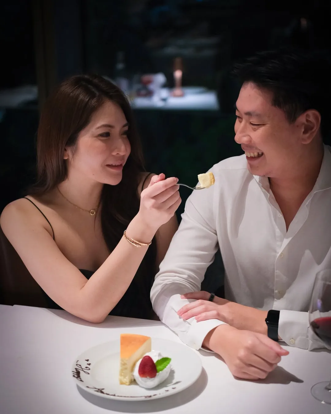 คู่รักนั่งกินของหวานด้วยกันในร้าน Wolfgang's Steakhouse