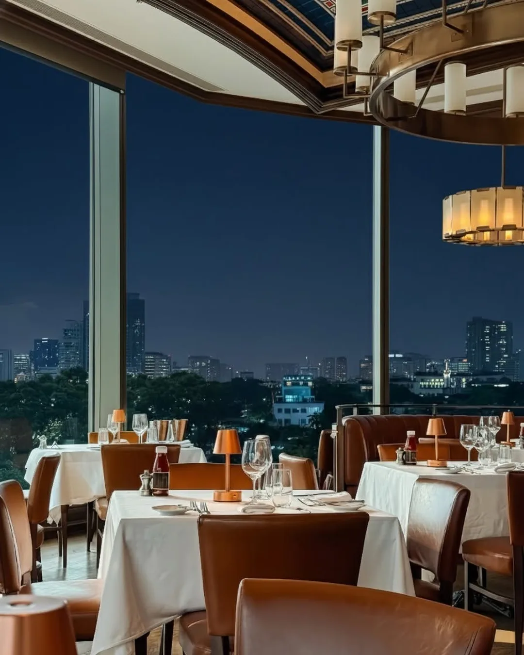 ห้องอาหาร Wolfgang's Steakhouse ตอนกลางคืน ไฟโคมอุ่น ๆ และวิวตึกด้านนอก