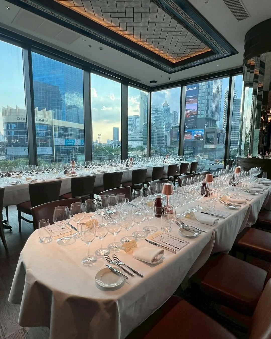 ห้องจัดเลี้ยงส่วนตัวโต๊ะยาวริมกระจก Wolfgang's Steakhouse