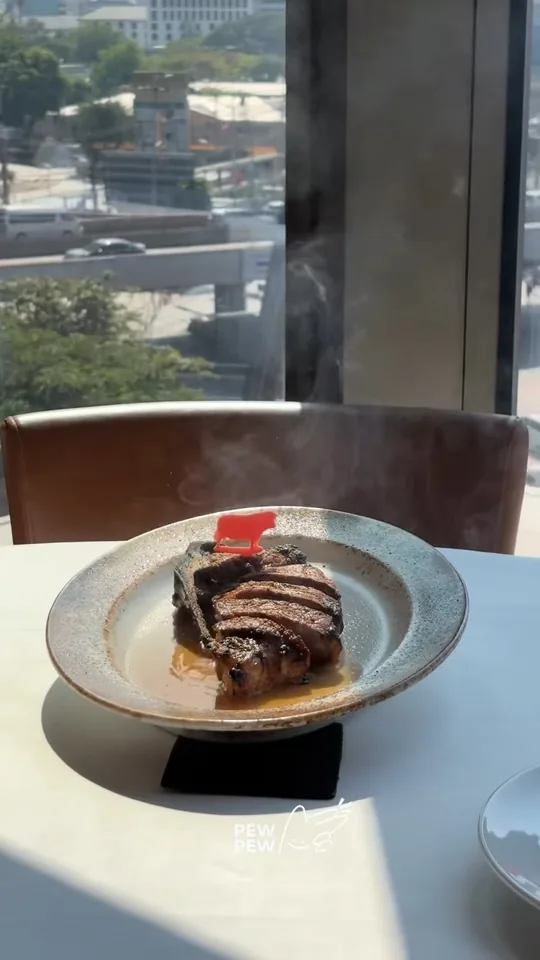 ภาพปกคลิปรีวิว Wolfgang's Steakhouse One Bangkok จากเพจปิ้ว ปิ้ว สเต็กบนจานริมหน้าต่าง