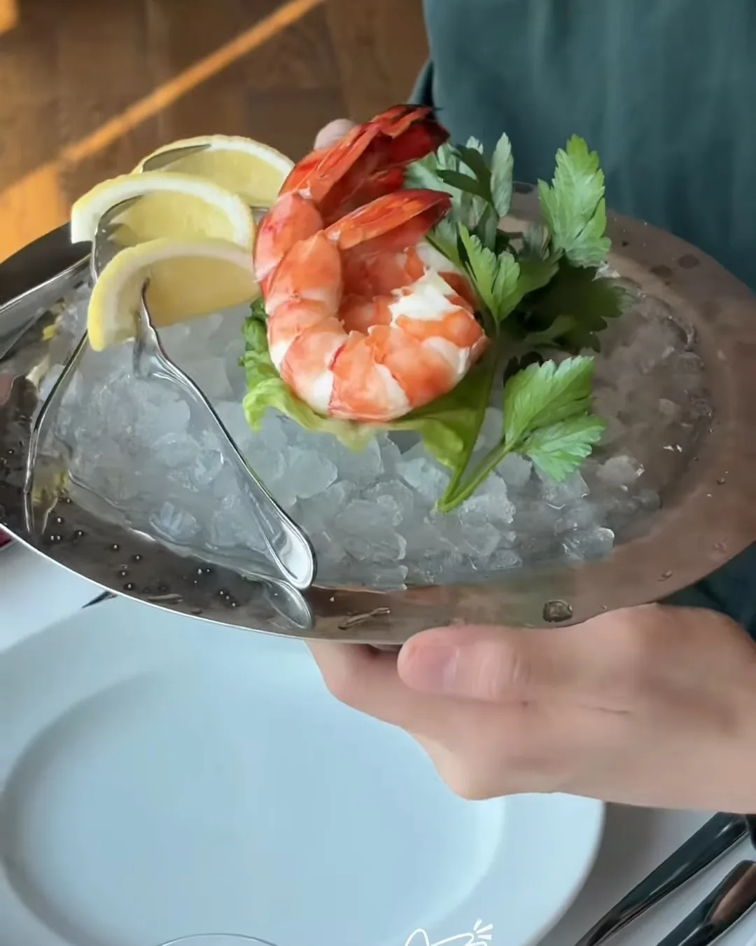 กุ้งค็อกเทลบนถ้วยน้ำแข็ง พร้อมมะนาวและซอสค็อกเทล