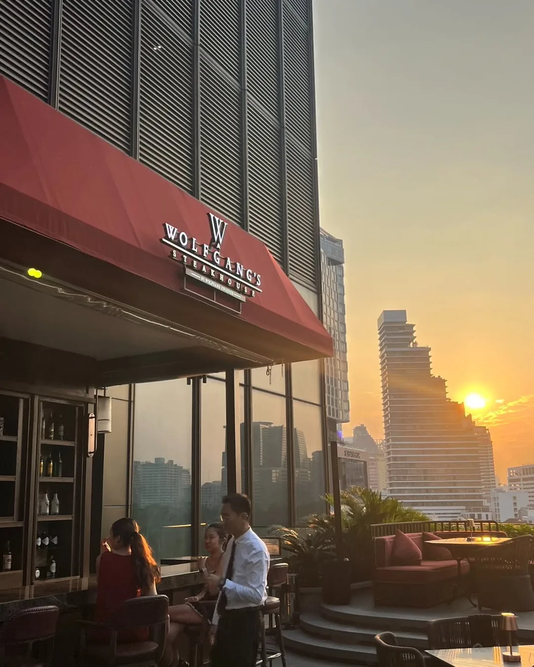 เทอร์เรซหน้าร้าน Wolfgang's Steakhouse ตอนพระอาทิตย์ตก